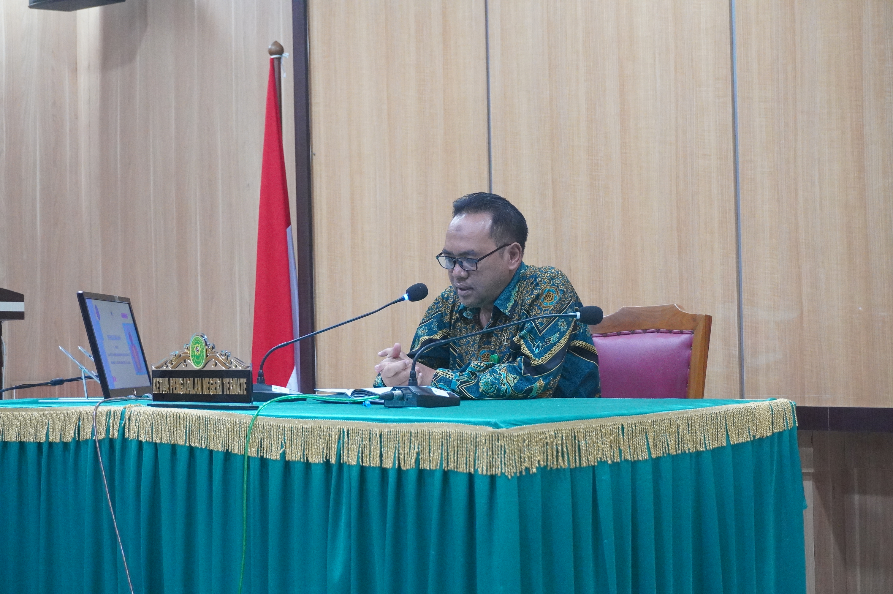 PIMPIN RAPAT EVALUASI KINERJA MEI 2026 KETUA PN TERNATE TEGASKAN KOMITMEN PELAYANAN BERSIH BAGI MASYARAKAT