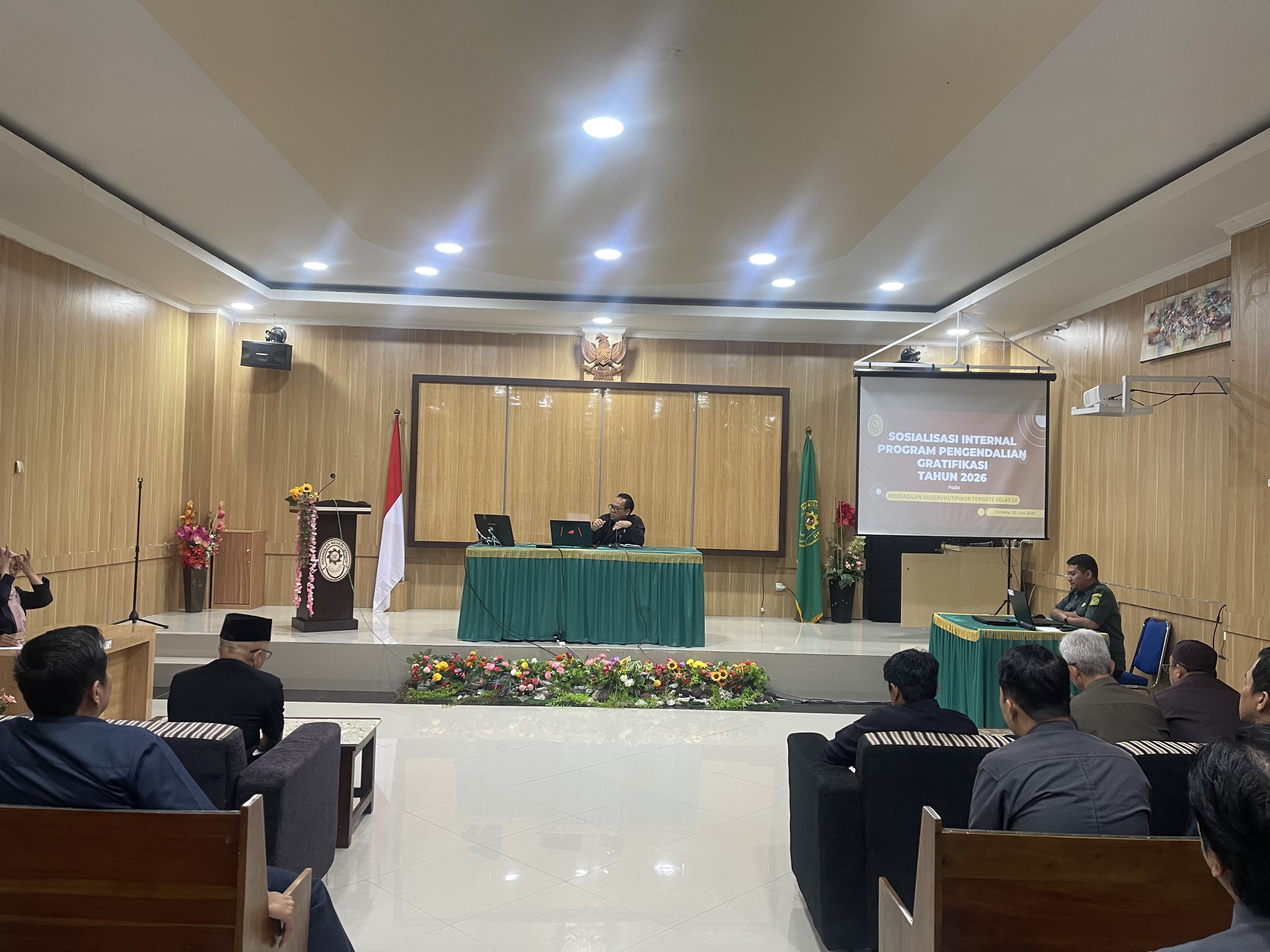 PN TERNATE GELAR RAPAT EVALUASI KINERJA BULAN JUNI DAN SOSIALISASI PROGRAM PENGENDALIAN GRATIFIKASI