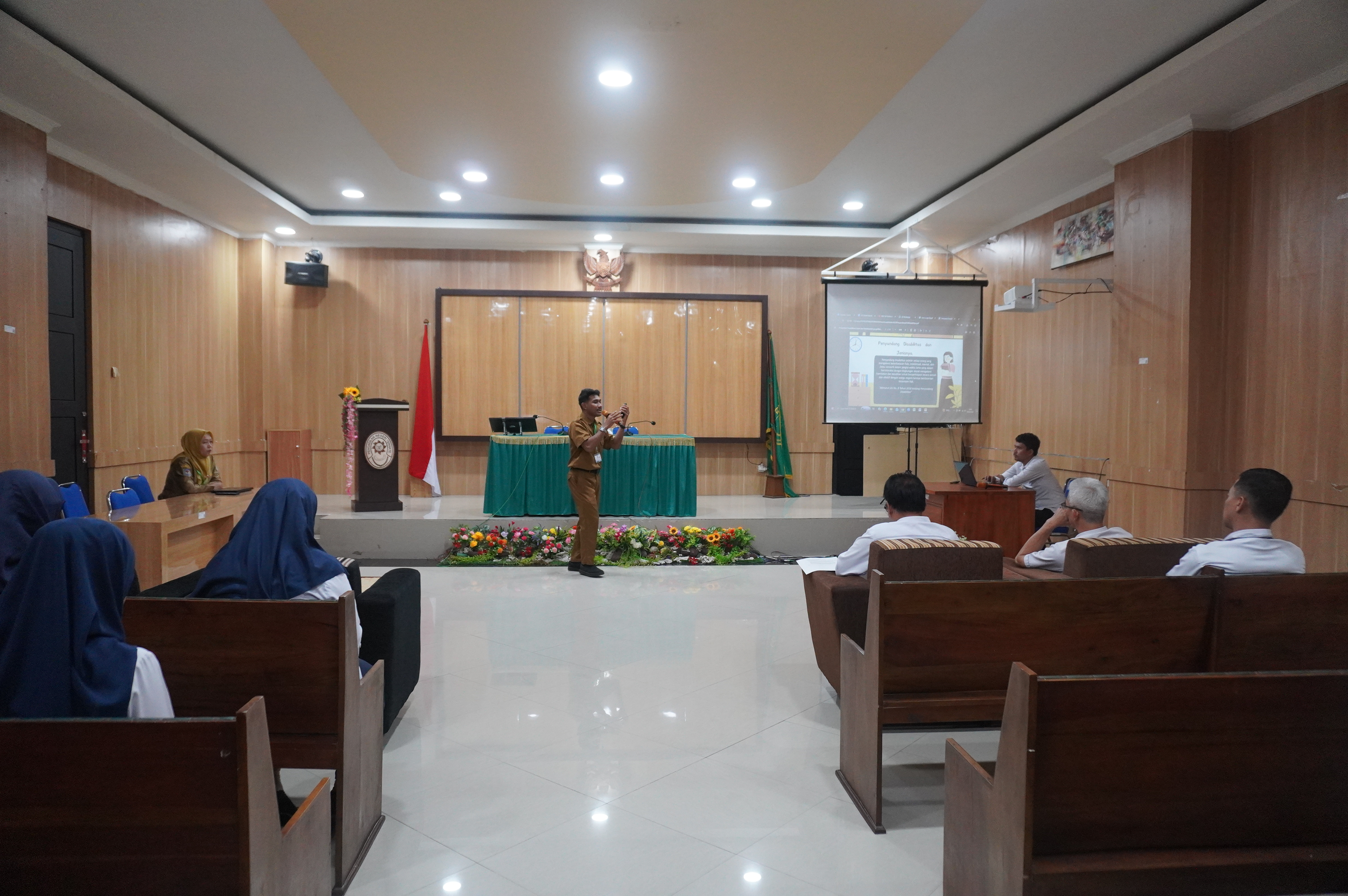 WUJUDKAN PERADILAN INKLUSIF, PN TERNATE GELAR SOSIALISASI ETIKA PELAYANAN DISABILITAS DAN GANDENG SMP LB NEGERI KOTA TERNATE